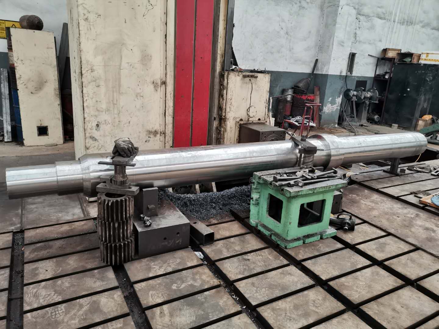 細(xì)長(zhǎng)軸車(chē)削加工形變?cè)蚣皩?duì)策